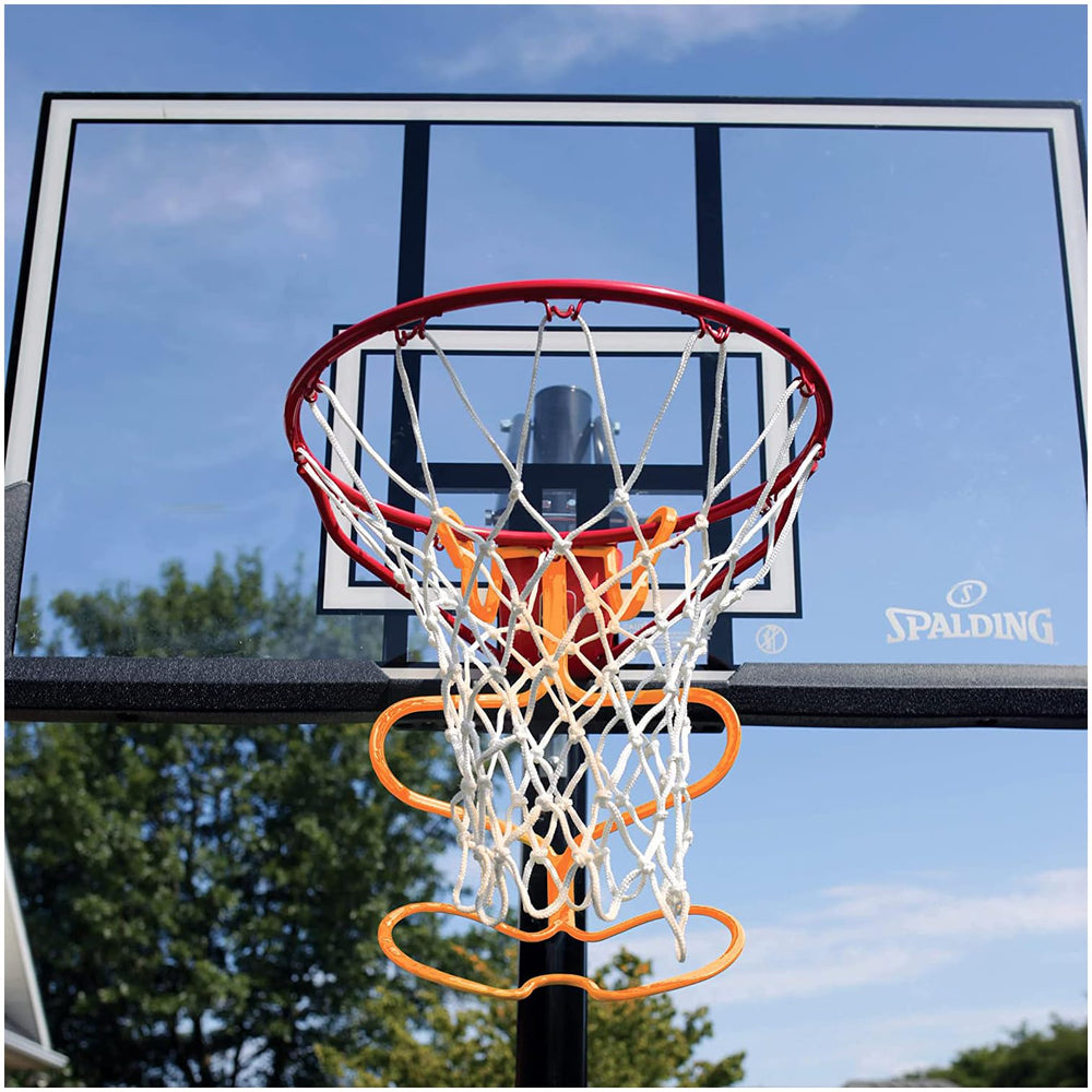 Spalding accesorio en acción en patio devuelve balón para entrenar