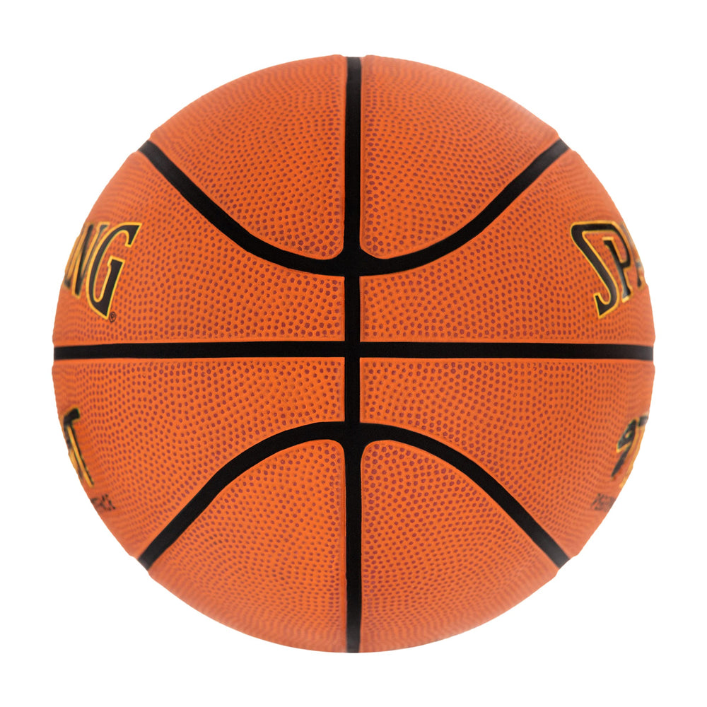 Spalding balón en uso sobre asfalto demostrando bote consistente