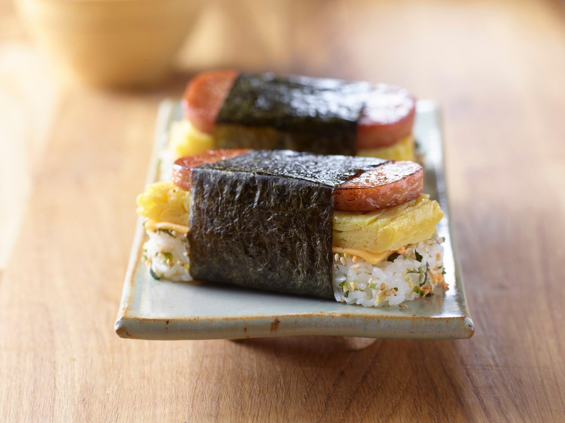 SPAM rebanada dorada en sartén, SPAM aporta textura crujiente y sabor