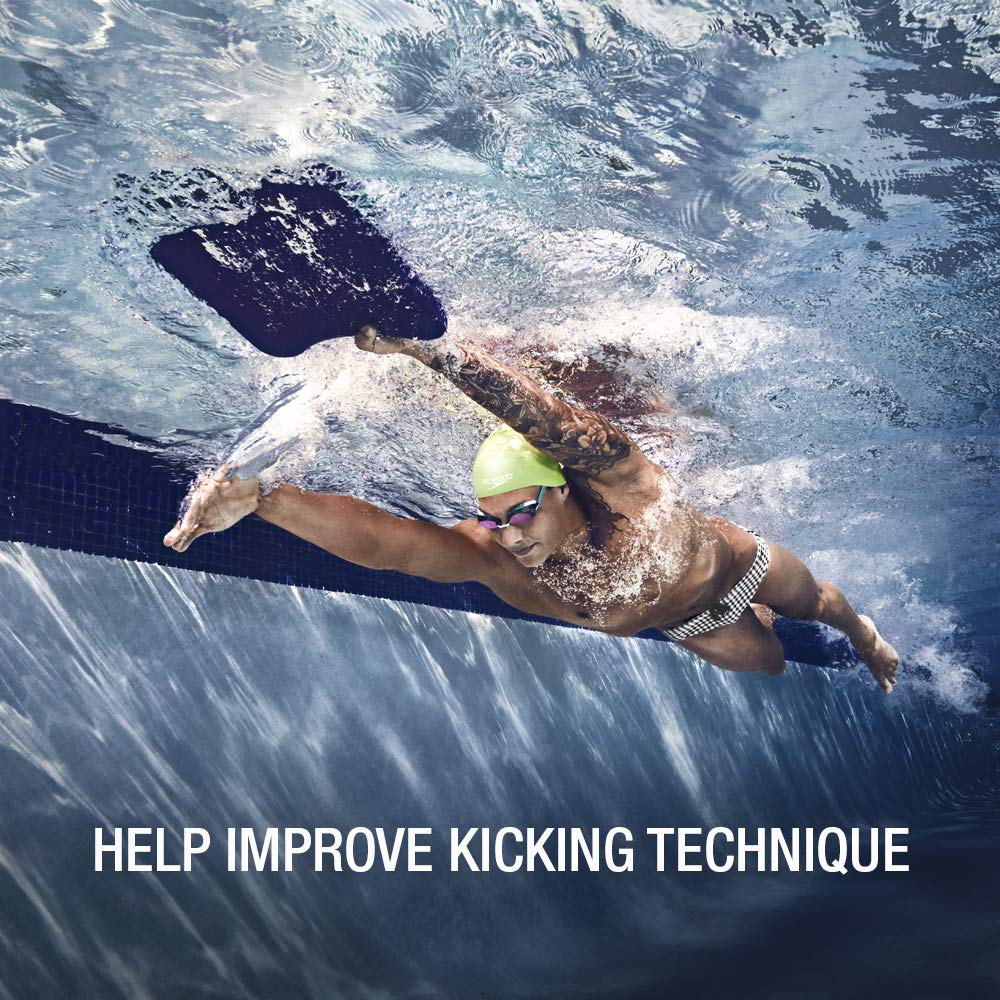 Persona usando la kickboard Speedo en piscina para ejercicios de patada