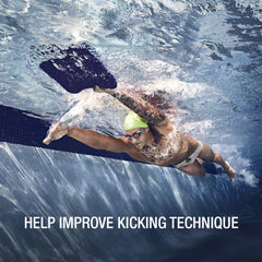 Persona usando la kickboard Speedo en piscina para ejercicios de patada