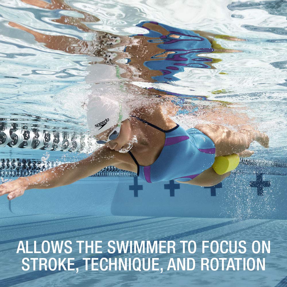 Nadador usa el Speedo pull buoy en piscina para entrenar la brazada
