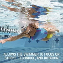 Nadador usa el Speedo pull buoy en piscina para entrenar la brazada
