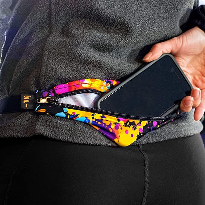 SPIbelt comparando tamaño con un smartphone grande y pasaporte