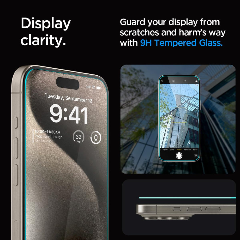 Spigen protector instalado junto a funda mostrando compatibilidad y ajuste