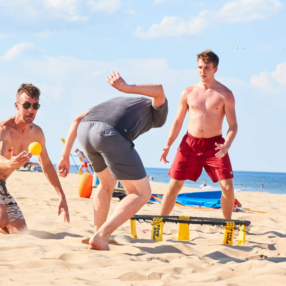 Spikeball manos montando armazón para montaje rápido sin herramientas