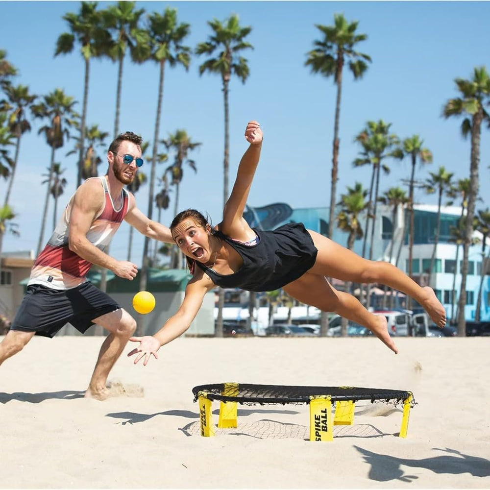 Spikeball en parque demostrando juego social para amigos y familia