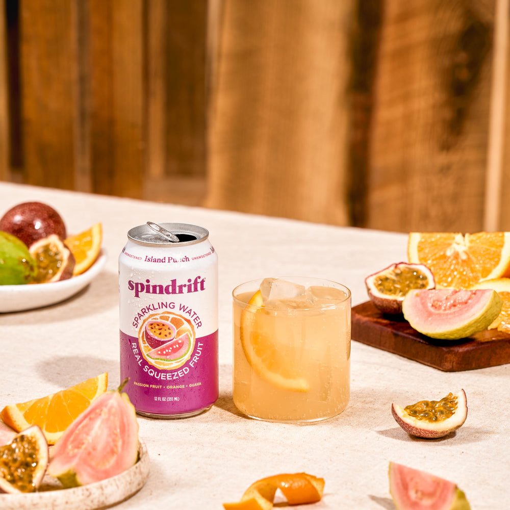 Spindrift lata en picnic mostrando uso al aire libre y refresco