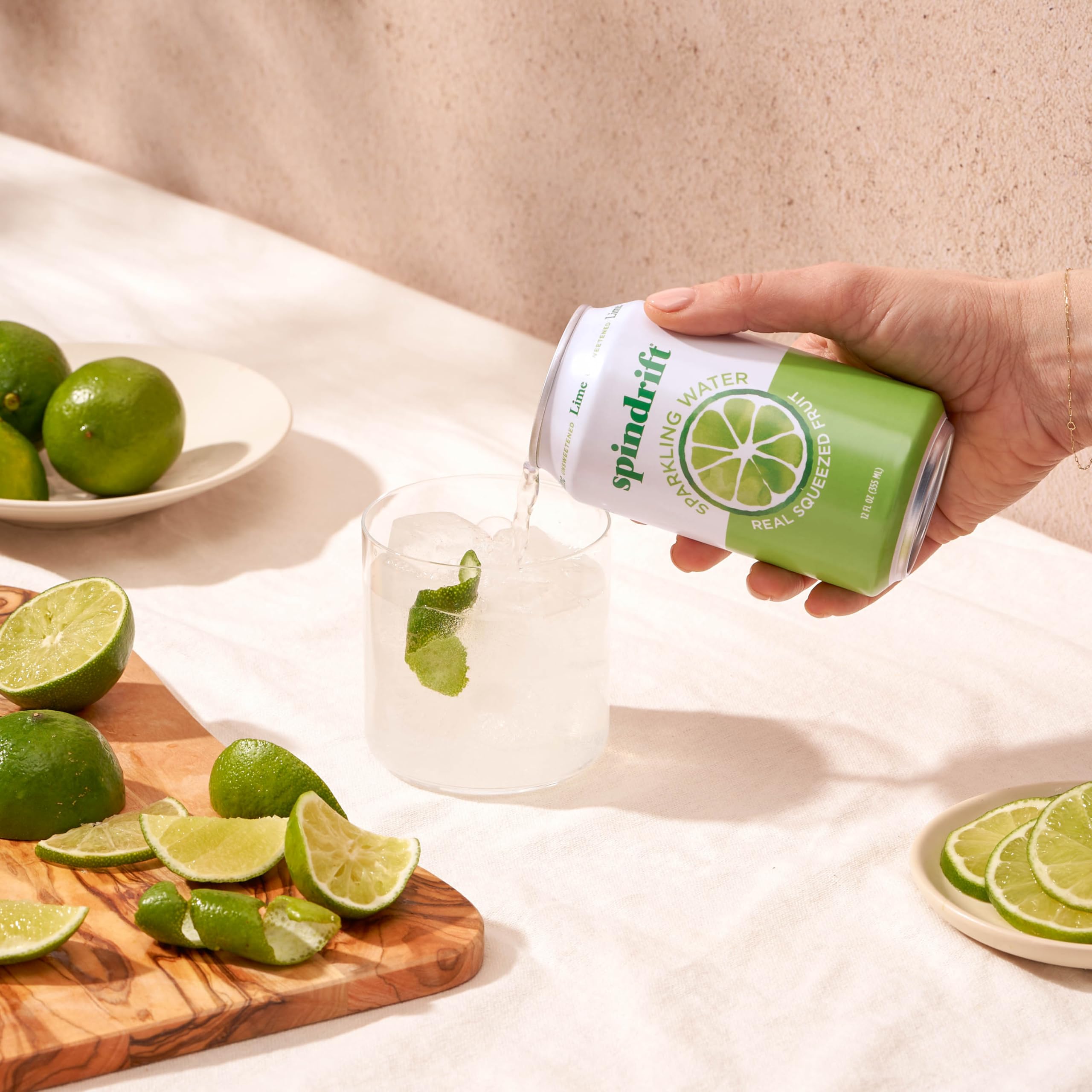 Spindrift lata en mano para comparar tamaño, conveniente y portátil