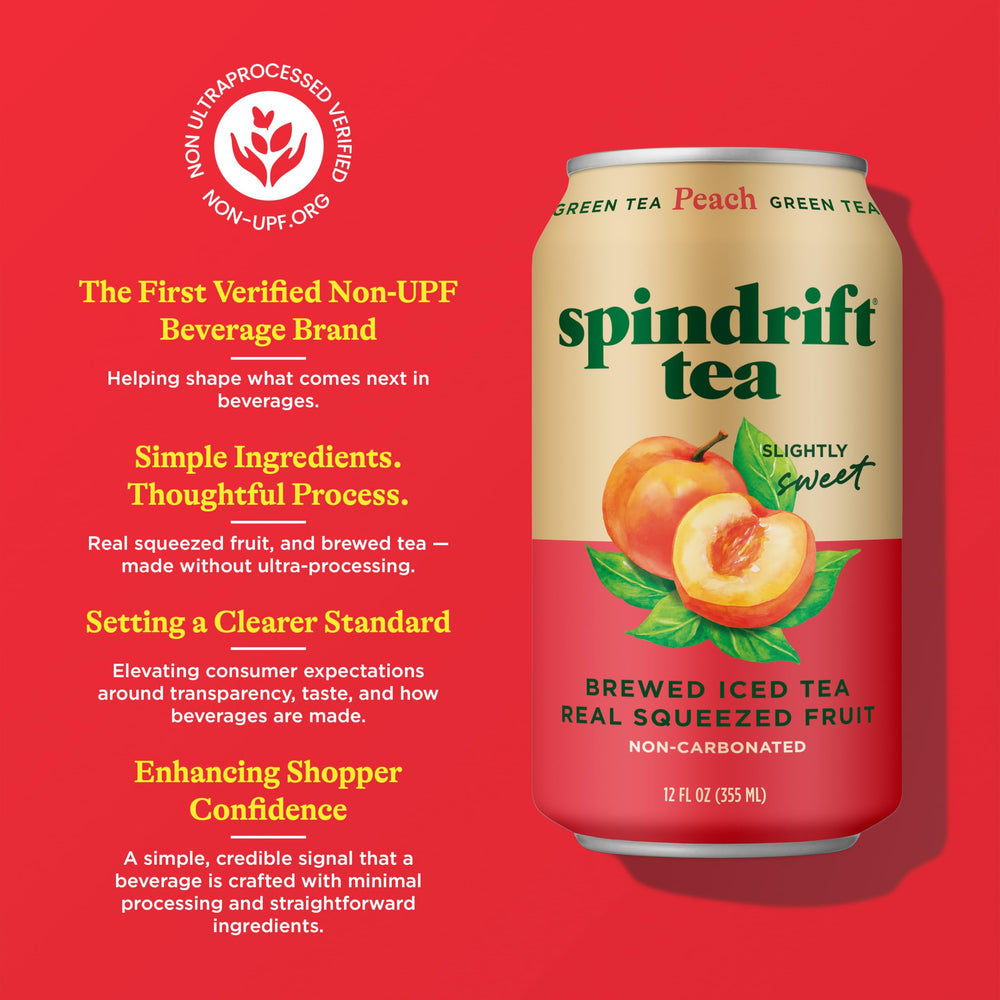 Spindrift mano sosteniendo lata lista para beber en oficina