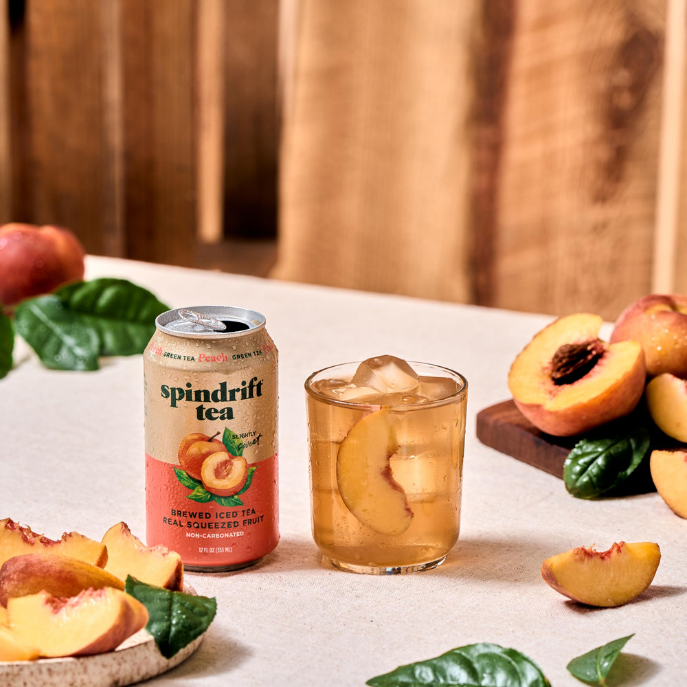 Spindrift lata junto a picnic al aire libre ideal para refrescarse