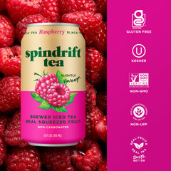 Spindrift sirviendo té en vaso con hielo para refrescar al instante