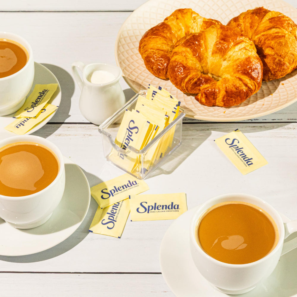 SPLENDA en cocina junto a taza y receta mostrando uso cotidiano