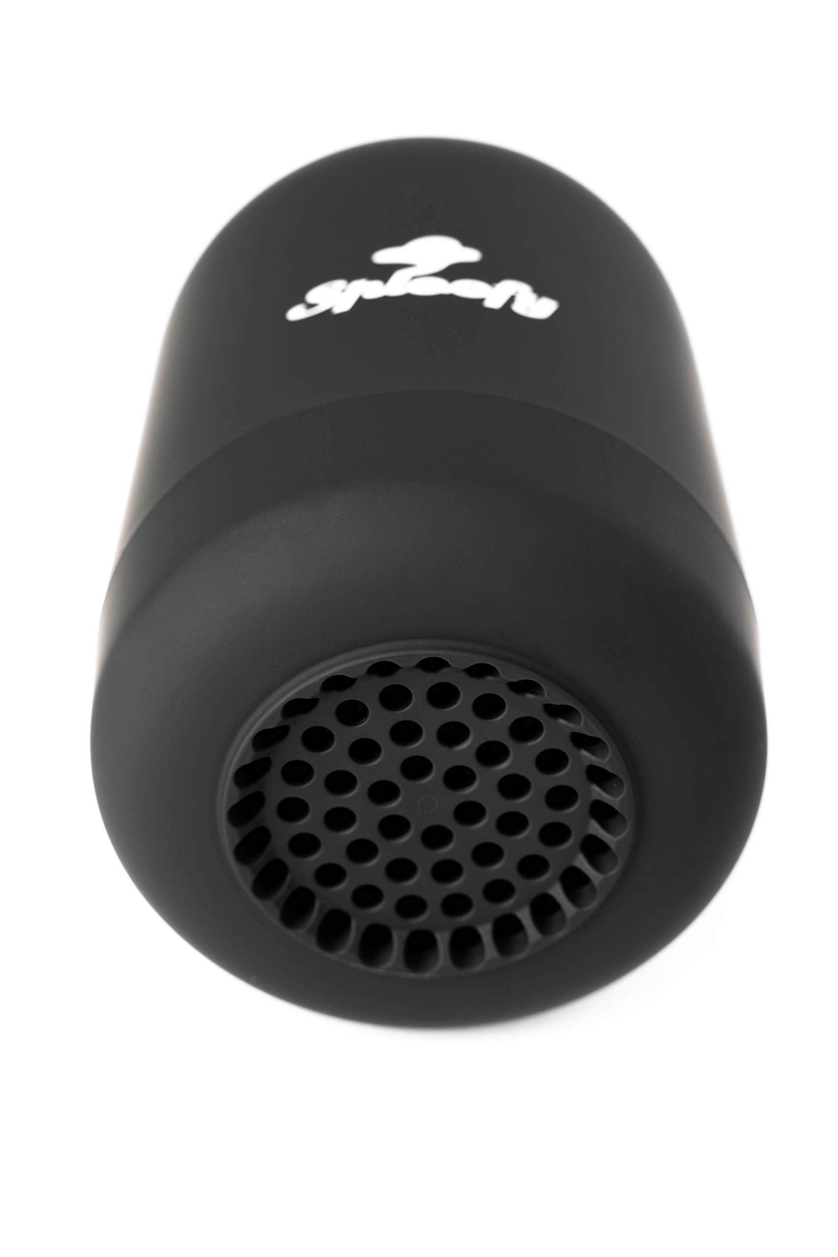 Persona usando Sploofy PRO II en mano para reducir olor al exhalar