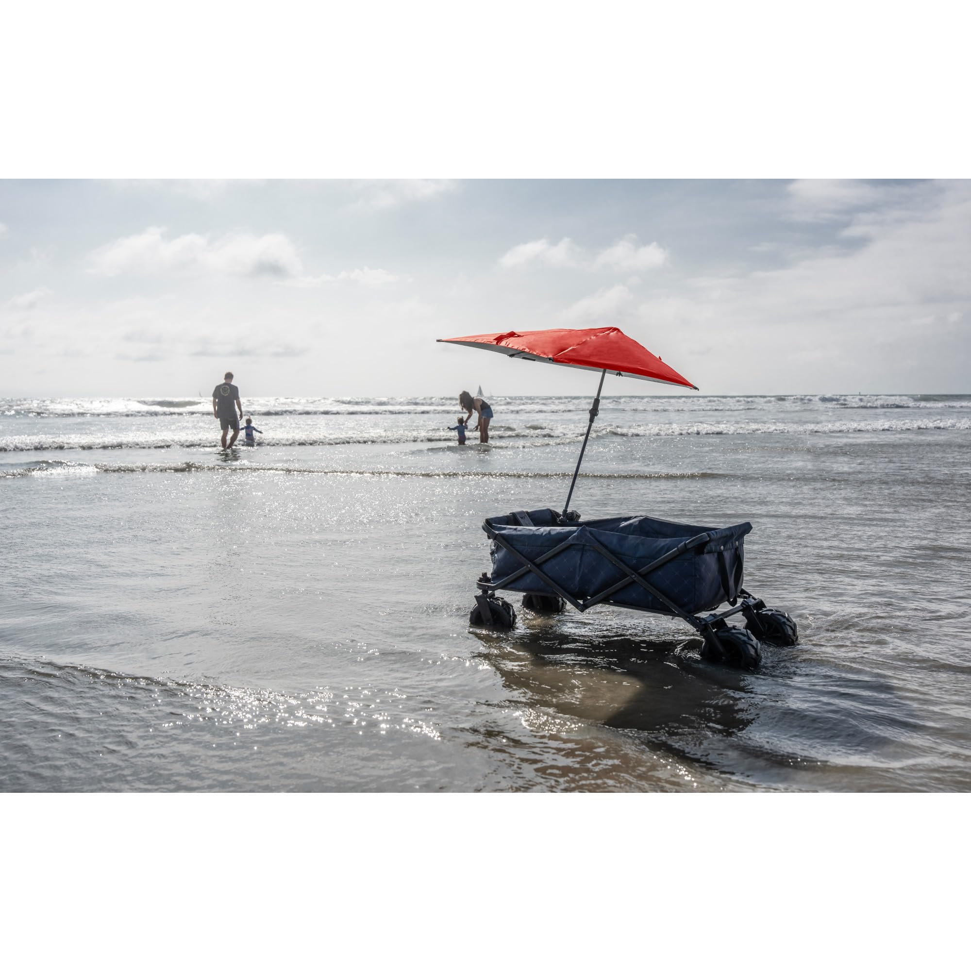 Sport-Brella en playa ofreciendo sombra cómoda durante actividades al aire libre