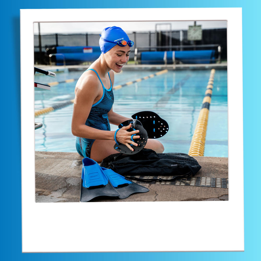 Sporti paleta ambientada en piscina mostrando aplicación real de entrenamiento