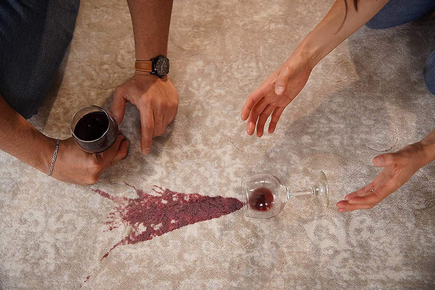 Spot Shot aplicado sobre mancha de vino demostrando acción rápida