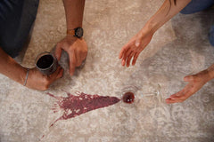 Spot Shot aplicado sobre mancha de vino demostrando acción rápida