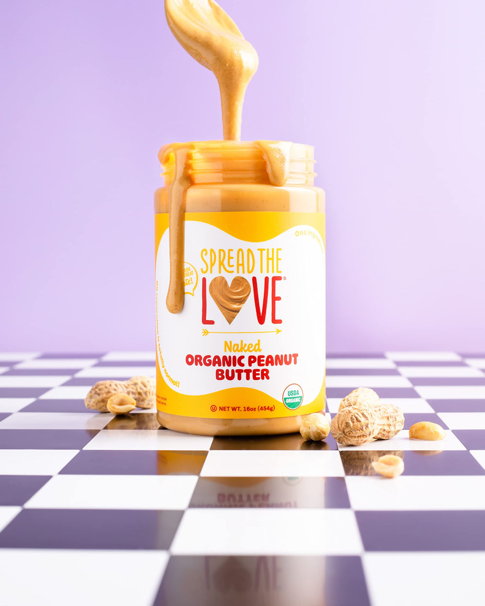 Spread The Love cacahuetes orgánicos cerca del tarro, origen natural confirmado