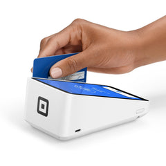 Square Terminal junto a una mano y tarjeta para comparar tamaño, demuestra portabilidad y comodidad