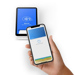 Square Terminal en uso sobre una mesa de caja atendiendo a un cliente, mejora la experiencia de pago