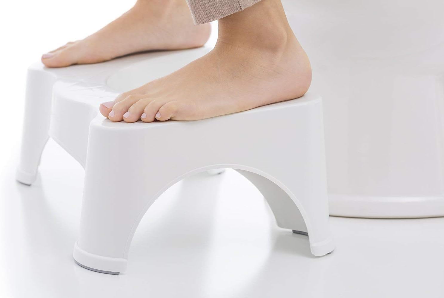 Banqueta Squatty Potty almacenada vertical ahorrando espacio