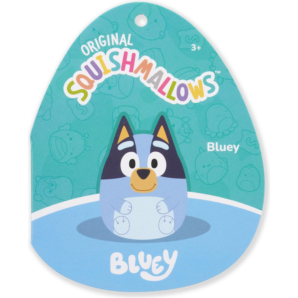 Squishmallows Bluey en cama infantil aportando confort decorativo