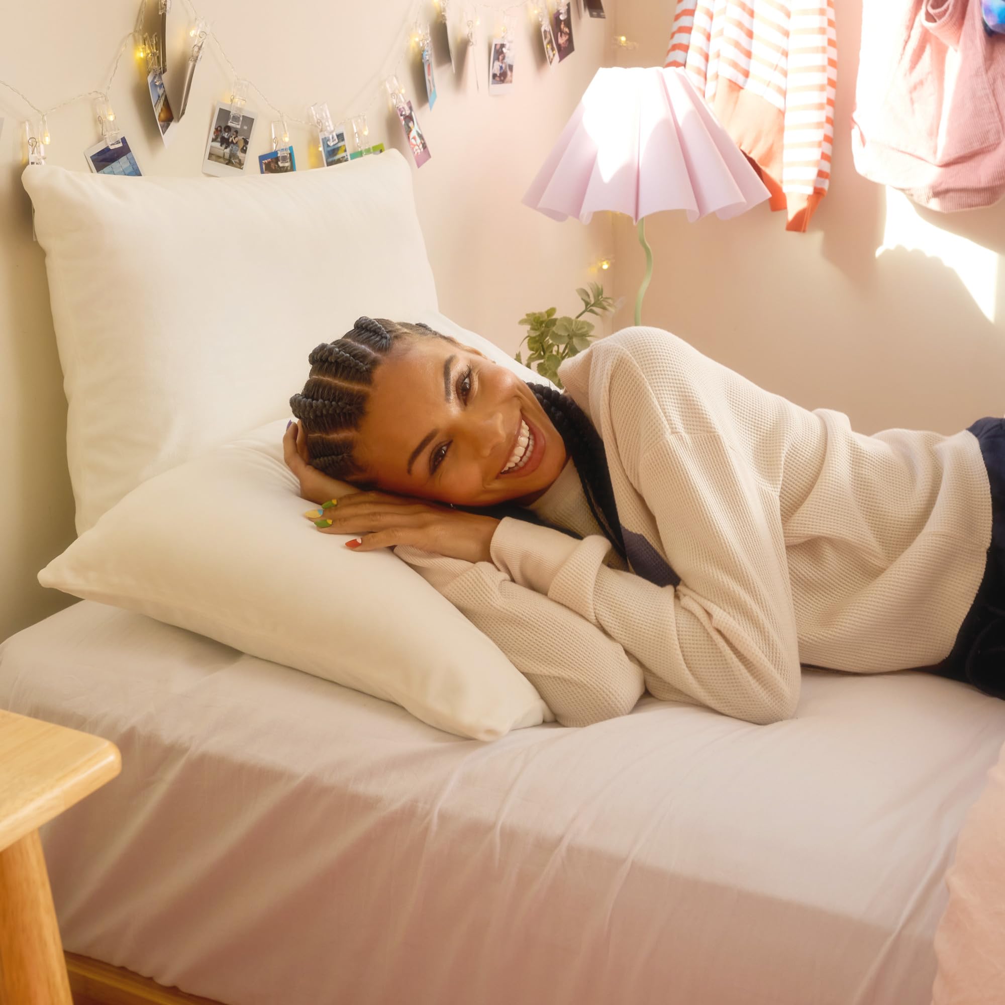 Escena de dormitorio con SquishPillow en la cabecera, estilo y ambiente relajante