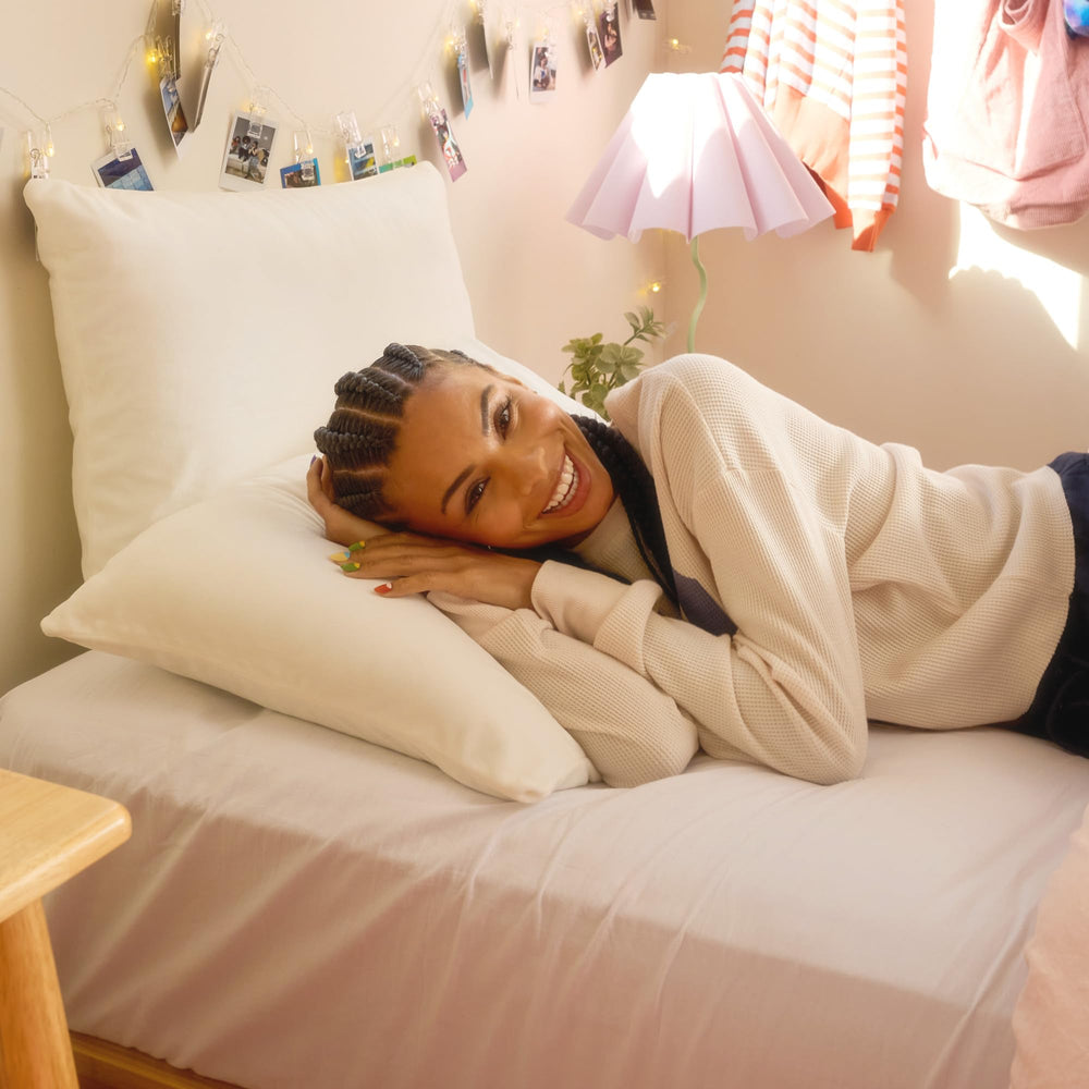 Escena de dormitorio con SquishPillow en la cabecera, estilo y ambiente relajante