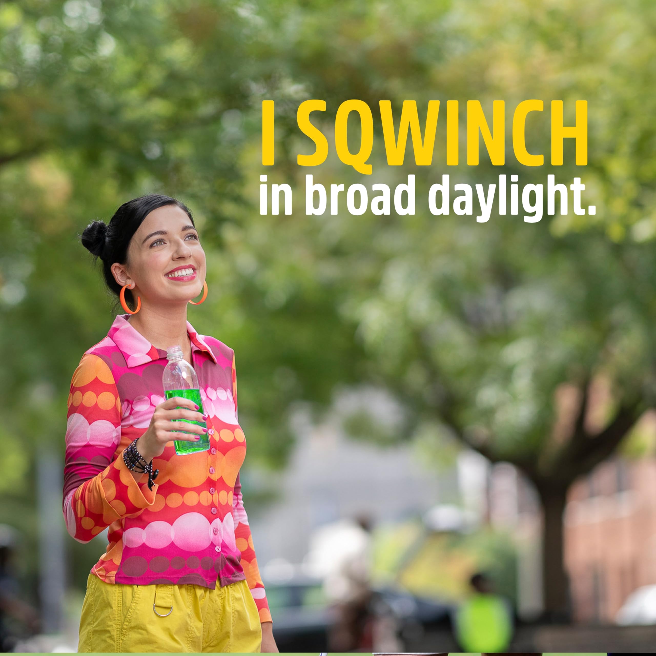 Uso exterior con Sqwincher en mochila, hidratación conveniente al aire libre