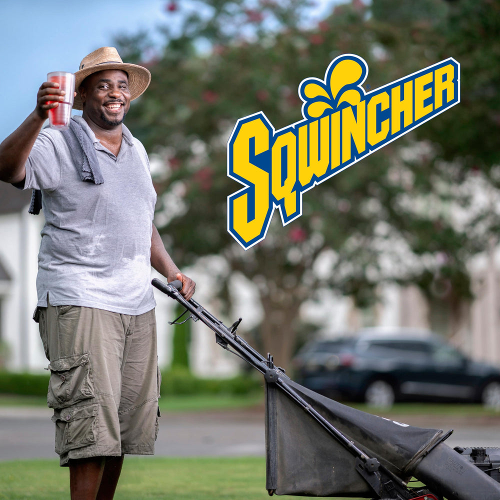 Trabajador en obra bebiendo Sqwincher Zero, hidratación en el lugar