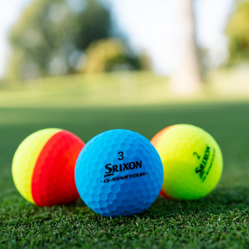 Srixon Q-Star Tour Divide en campo con jugador demostrando control y visibilidad