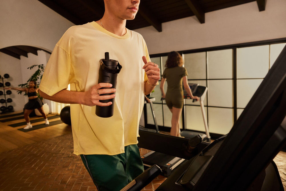 STANLEY IceFlow en ambiente de gimnasio para hidratación durante entrenos
