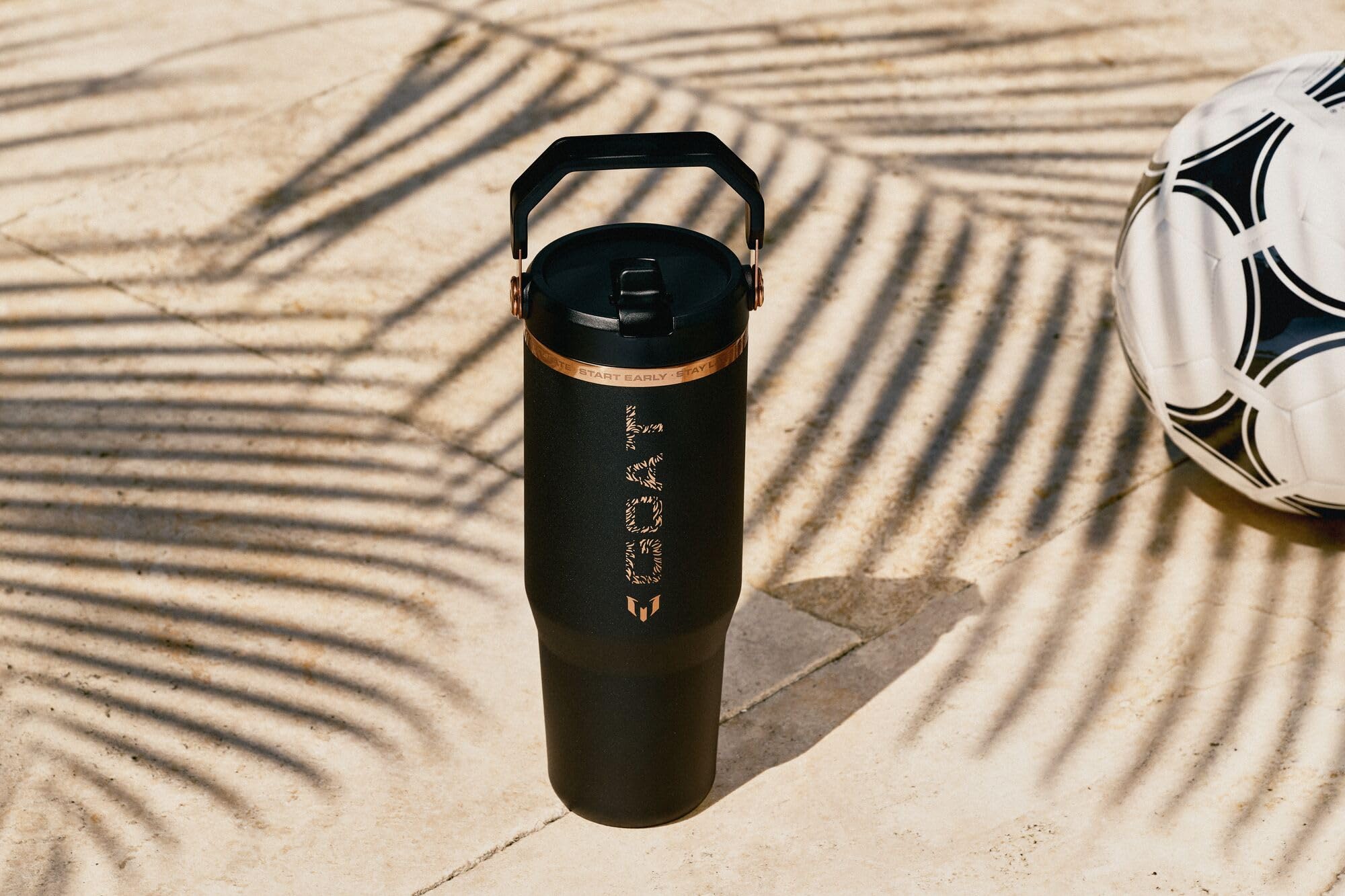 STANLEY x Messi vaso en uso durante entrenamiento para hidratación conveniente