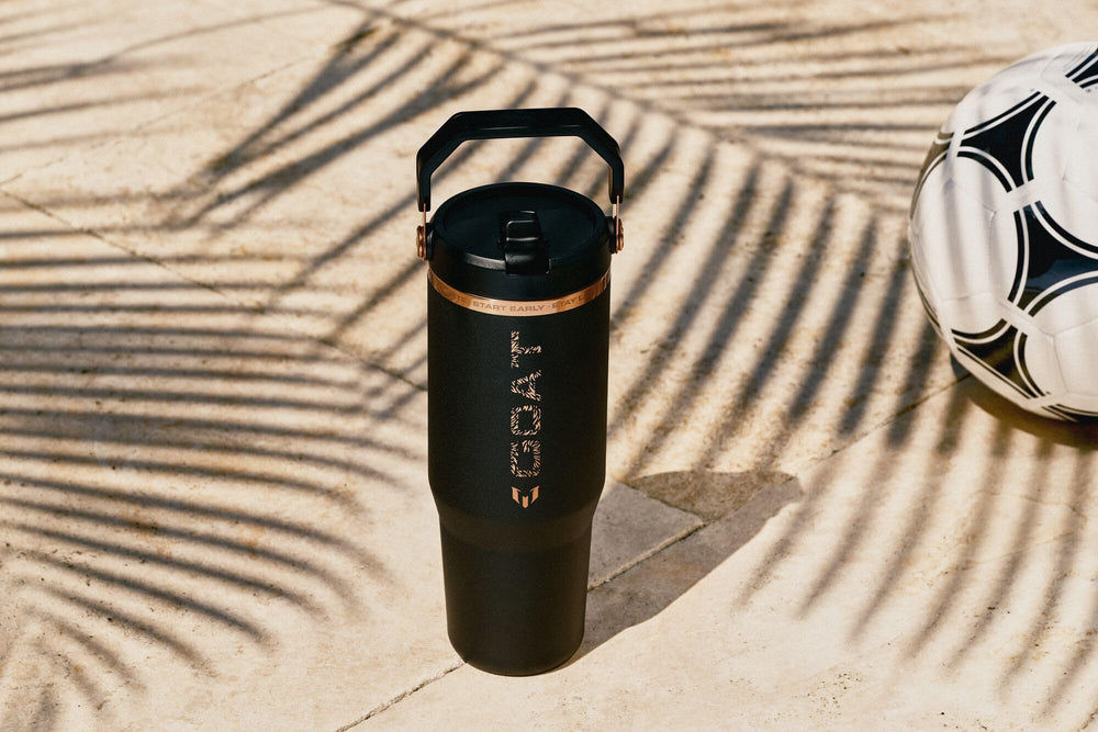 STANLEY x Messi vaso en uso durante entrenamiento para hidratación conveniente