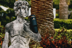 STANLEY x Messi primer plano del acero inoxidable que muestra durabilidad
