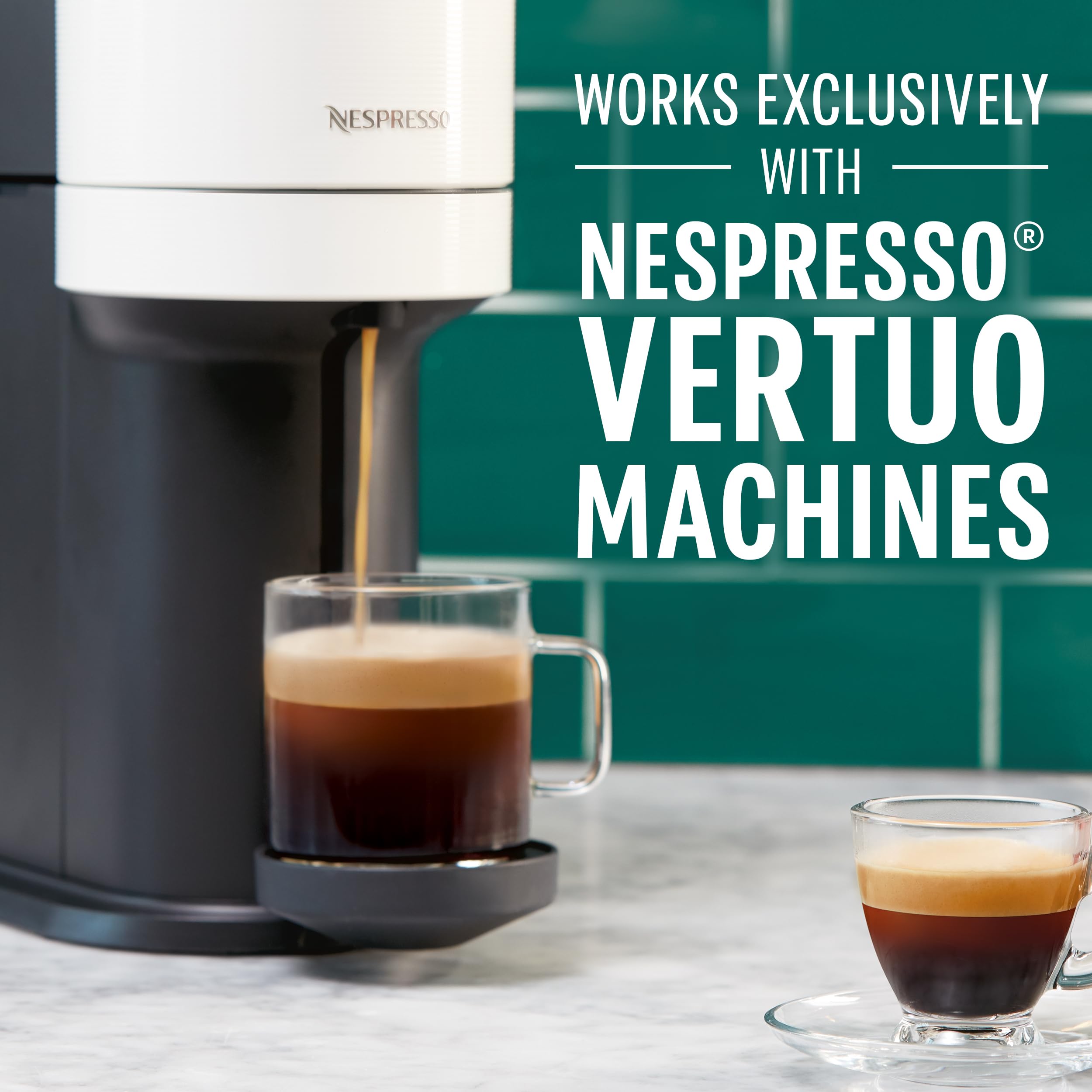 Starbucks cápsulas en encimera de cocina moderna evocando uso diario en casa