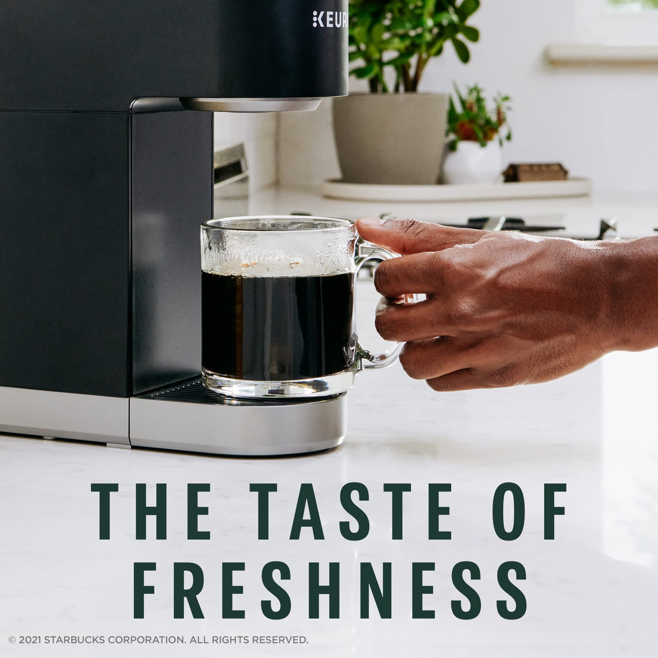 Starbucks café servido en taza caliente listo para beber y disfrutar
