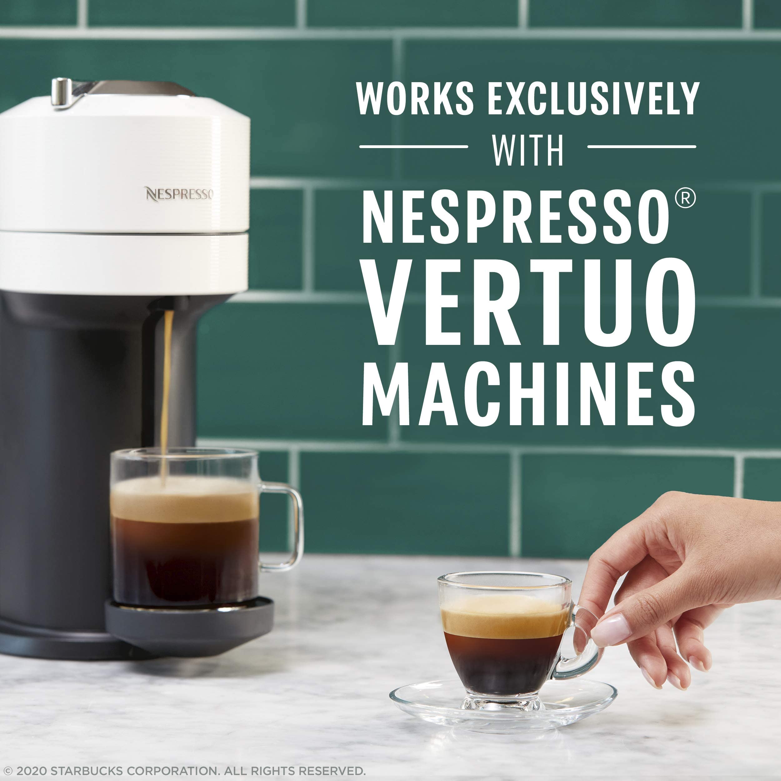 Starbucks cápsula siendo insertada en máquina Vertuo para extracción óptima