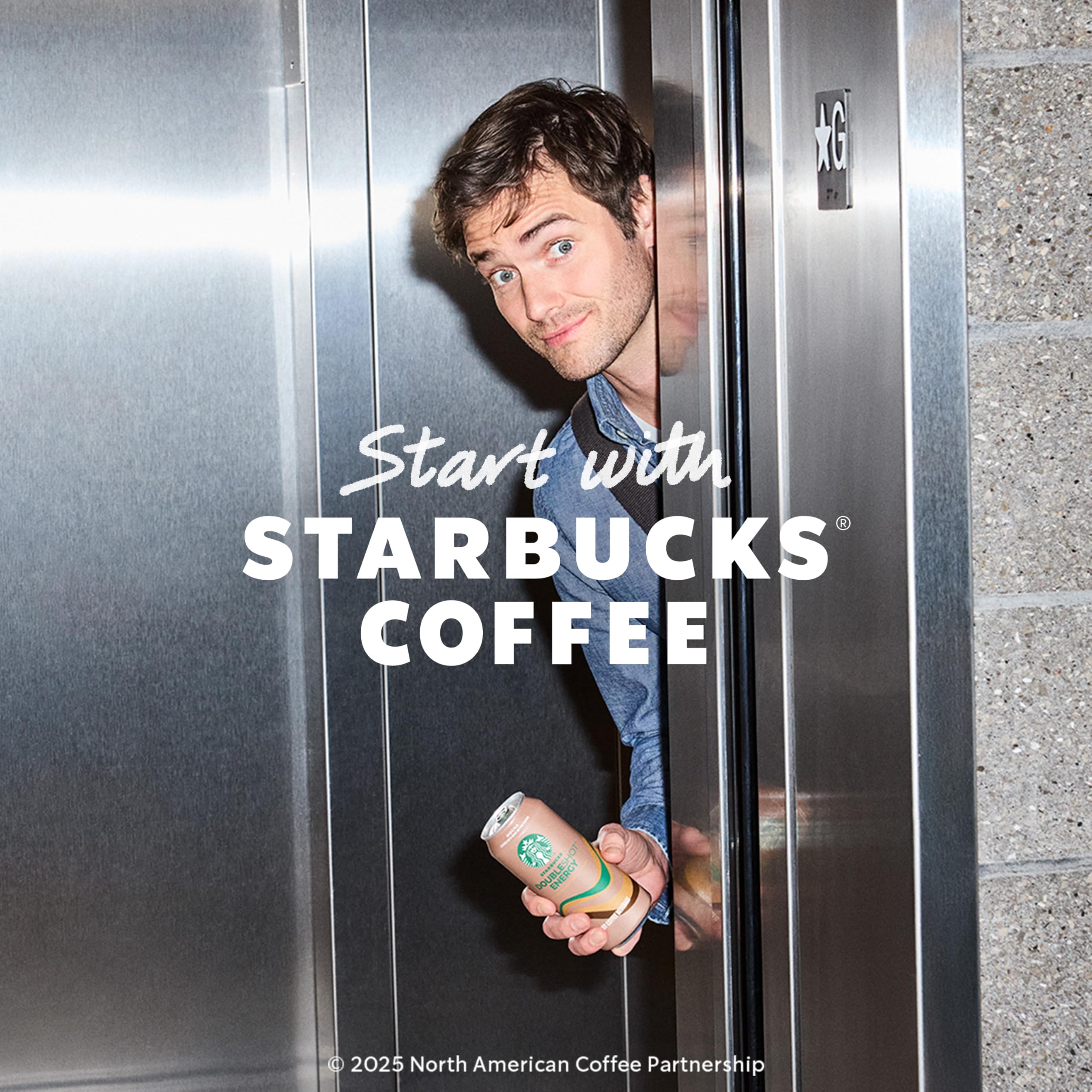 Starbucks Doubleshot vainilla en escritorio de oficina, impulso práctico durante jornada