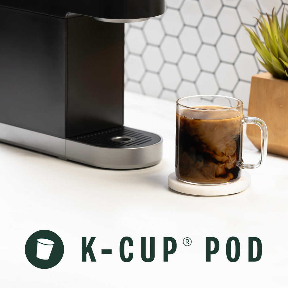 Starbucks cápsula insertada en Keurig preparando café rápido y consistente