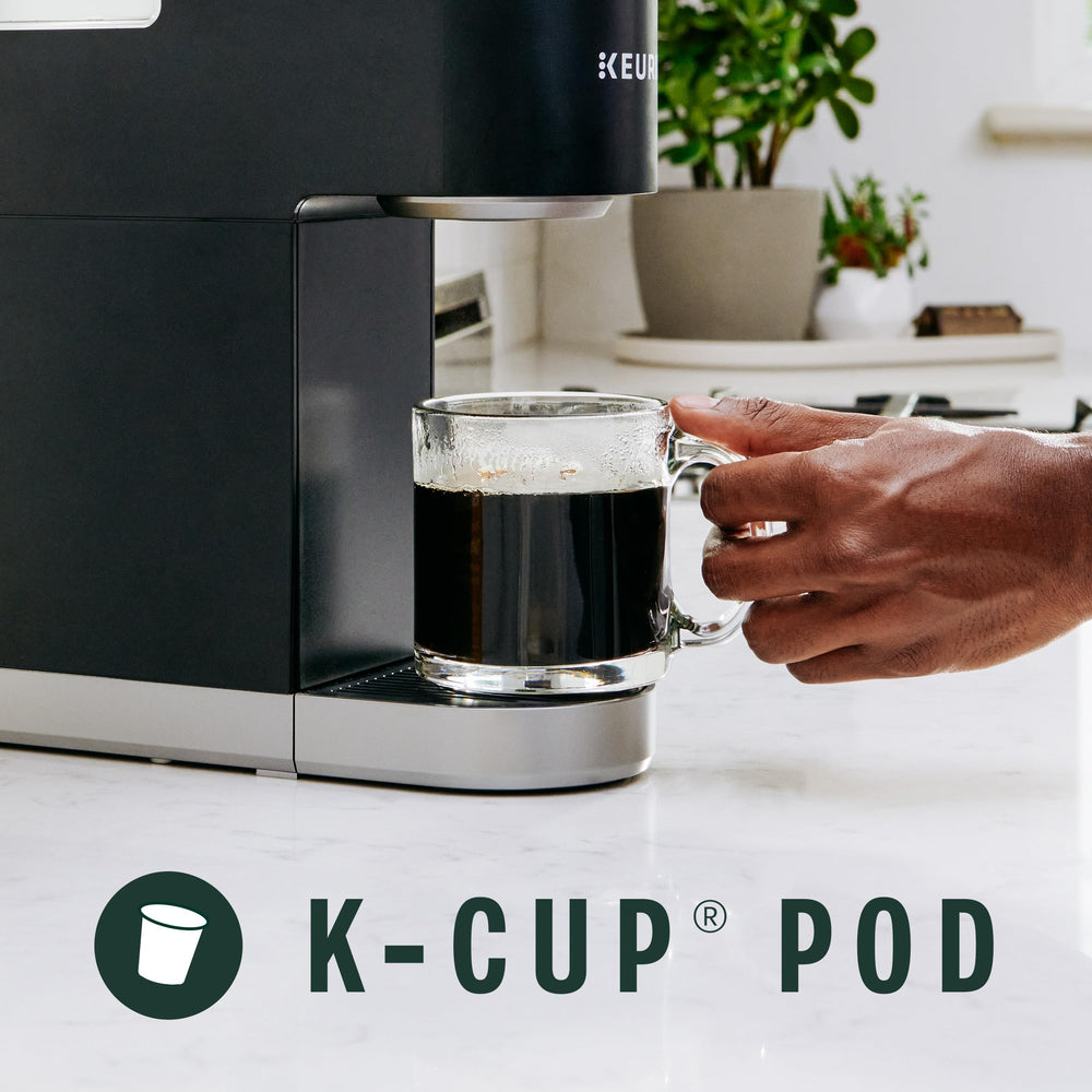 Starbucks K-Cup cápsula colocada en cafetera Keurig para preparación rápida