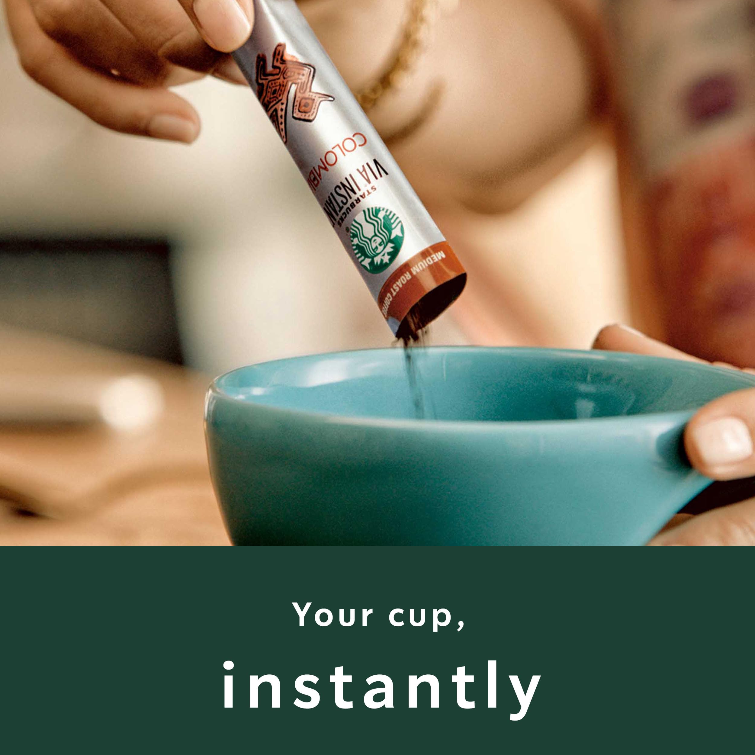 Starbucks VIA junto a una taza para comparar tamaño y porción individual