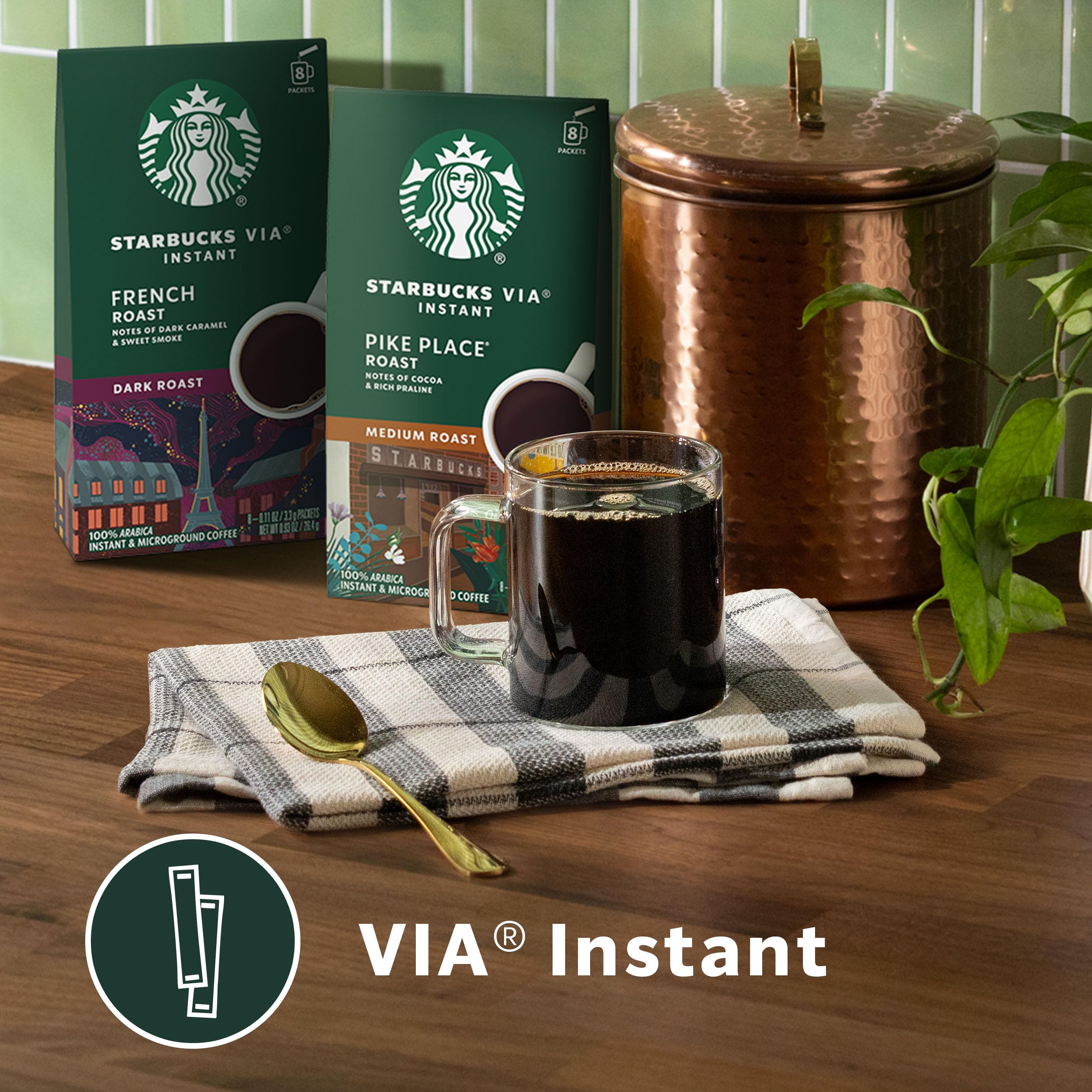 Starbucks VIA sobre abierto con polvo de café mostrando rápida disolución