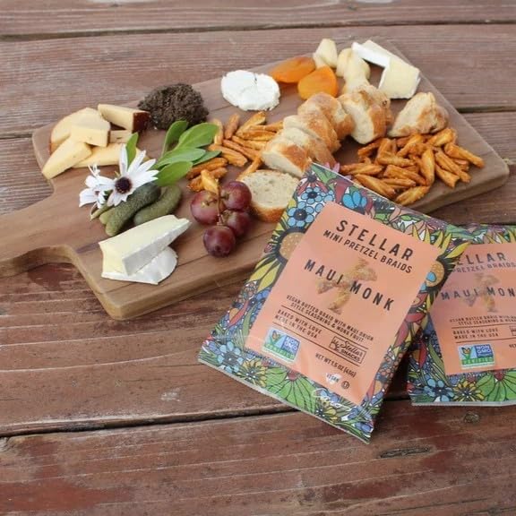 Stellar Snacks mini pretzels servidos en plato como aperitivo, fácil de compartir