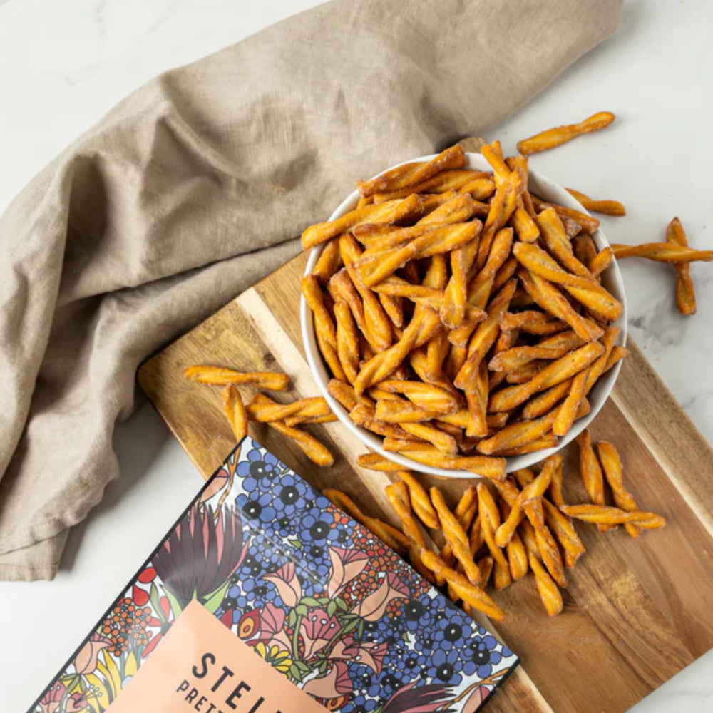 STELLAR SNACKS trenzas servidas con dip, perfecta para reuniones y picoteo