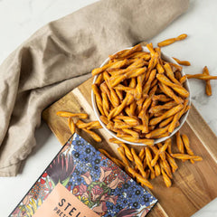 STELLAR SNACKS trenzas servidas con dip, perfecta para reuniones y picoteo