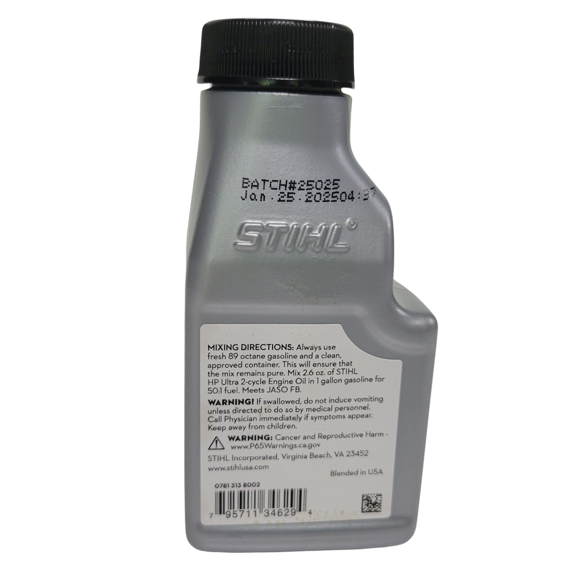 Stihl botella vertiendo aceite en motosierra para mantenimiento seguro