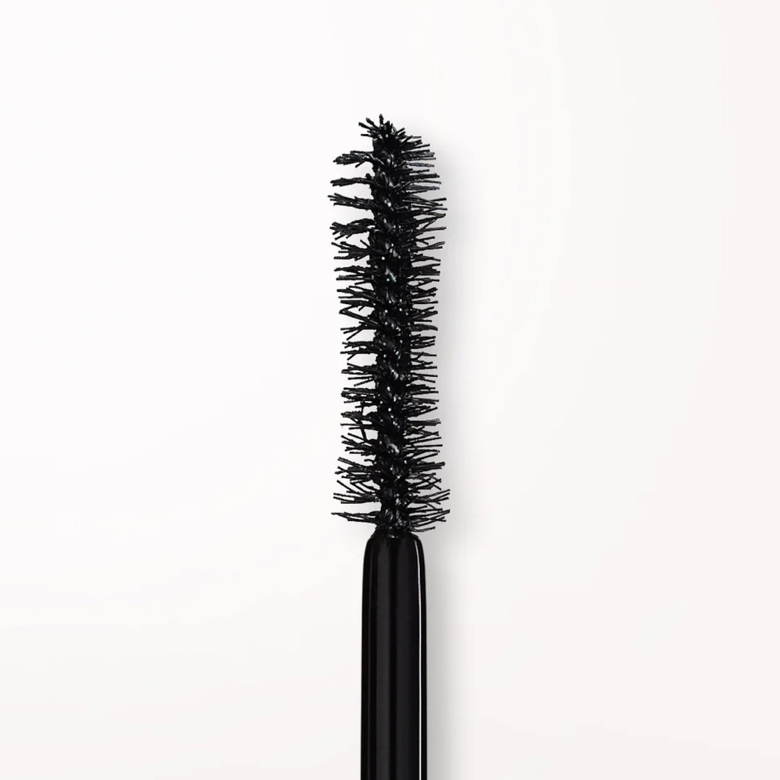 stila escena lifestyle que presenta pestañas dramáticas en contexto real