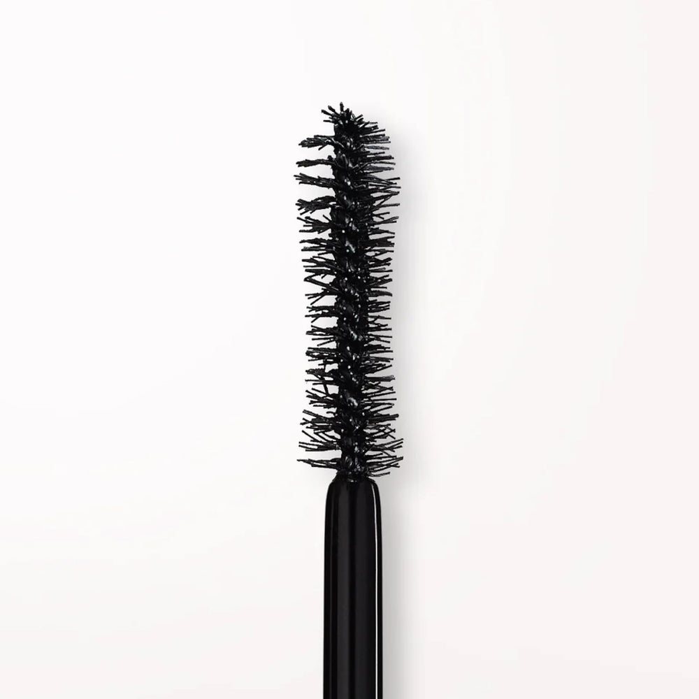 stila escena lifestyle que presenta pestañas dramáticas en contexto real